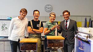Die Volkshochschule Singen hat auf einen Kaffee mit Bürgermeister Marcus Röwer (rechts) eingeladen, um ihr aktuelles Programm ...