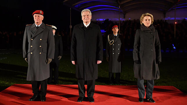 Bundespräsident Joachim Gauck (M) steht zusammen mit Bundesverteidigungsministerin Ursula von der Leyen (CDU) und dem Generalinspekteur ...