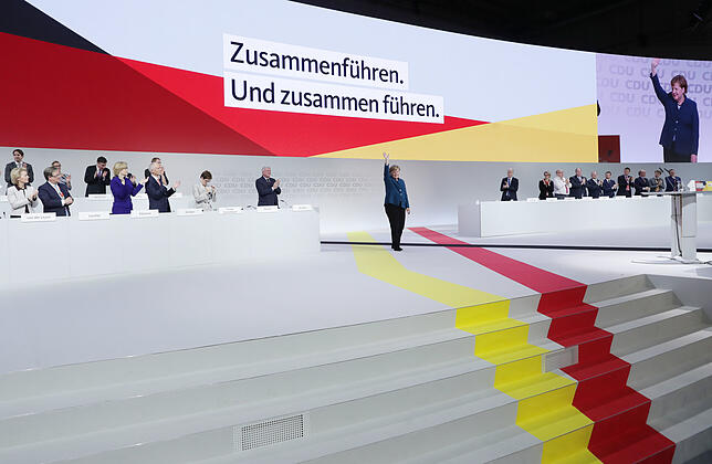 Die Bühne des Parteitags war vor allem für Freunde der Geometrie ein wahrer Augenschmaus. Selbst die Bundeskanzlerin geht in dieser ...