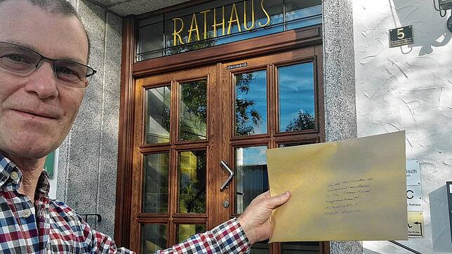 Horst Weiß beim Abgeben seiner Unterlagen am Rathaus. Foto: Horst Weiß