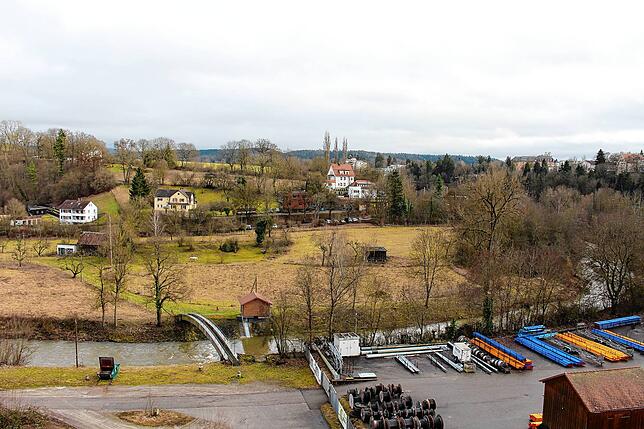 Blick vom Viadukt auf das ENRW-Gelände, dahinter der Neckar und zukünftige Liegewiesen.