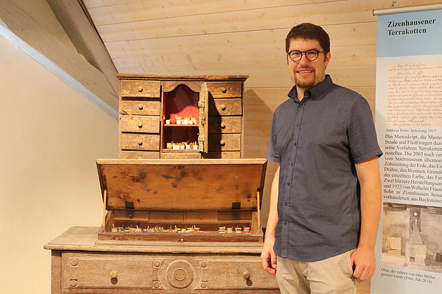 Johannes Waldschütz vom Stadtmuseum Stockach vor einem Schrank der Familie Sohn, in dem er einige Farbtöpfe der Künstler gesammelt hat.