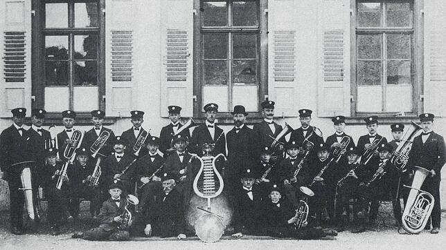 Stolz und ernst präsentiert sich die Musikkapelle Immendingen im Jahr 1921. Die Musiker der ersten Stunde waren Josef Spieß, Wilhelm ...