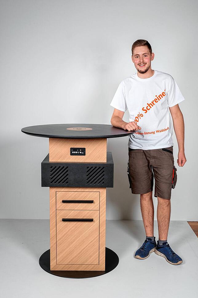 Bild 9: Von der Mini-Bar bis zum Schminktisch: So kreativ sind die Schreiner-Gesellen aus dem Kreis Waldshut