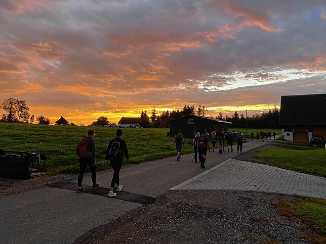 Über Witzhalden ging es erstmal nach Obermettingen, dort genossen die Wanderer einen wunderbare Sonnenaufgang.