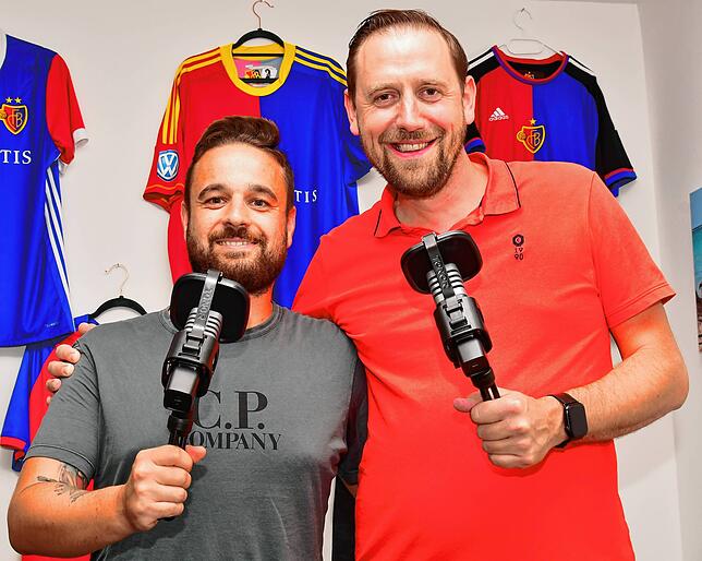 Spaß am Regiofußball: Daniel &bdquo;Emmel&ldquo; Frey (links) und sein Freund Marvin Freyers greifen zum Mikrofon und bringen ihren Fans ...