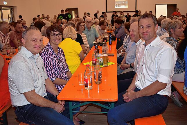 In der neuen Dorfhalle herrschte beste Stimmung. Von links: Architekt Ralf Kaiser, Angela Gantert daneben Doris und Thomas Fechtig, ...