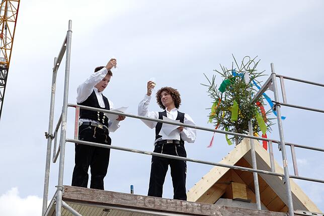 Beim Richtspruch auf dem Dachstuhl des "Anker": Zimmermeister Urs Müller (links) und der Auszubildende Jacob Dörr.