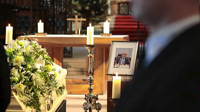 Bild : Gerhard Schröder bei Trauerfeier von Ex-Diplomat Dieter Haller zu Gast