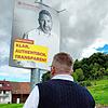 Der Kandidat von vorn und hinten: Jörg Geffken hat am Samstag seine ersten Wahlkampfplakate in Kressbronn selbst aufgehängt.