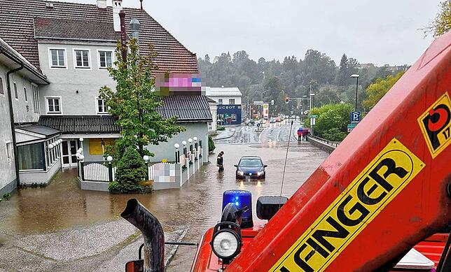 Österreich, Zwettl: Ein Straßenzug ist nach Dauerregen überflutet. In Niederösterreich sind mehrere Gemeinden zum Katastrophengebiet ...