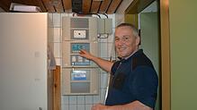 Michael Mündel, Hausmeister der Stadt, zeigt die Brandmeldeanlage in der Stadthalle. Sie ist vernetzt mit weiteren Anlagen im ...