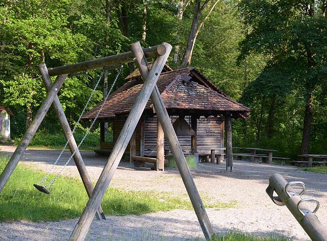 Viel Gelegenheit zum Spielen gibt es gleich neben der Grillhütte. Für den Spielplatz braucht‘s natürlich keine Voranmeldung.