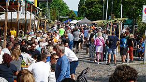 Gut besucht sind beim Albbrucker Dorffest die dieses Mal in der Schulstraße aufgebauten Stände.