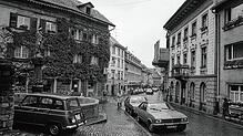 Die Tiengener Hauptstraße um 1980: Damals durfte entlang der Seite, wo sich heute die Eisdiele Cortina (links auf dem Bild) befindet, ...