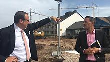 Hoteldirektor Alexander Aisenbrey (links) und Daniel Burkhard, Leiter der Filialentwicklung bei Aldi Süd, besichtigen die Baustelle ...