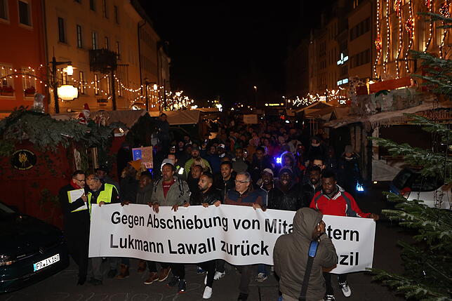 Demonstration gegen die Abschiebung von Konzil-Mitarbeiter Lukmann Lawall im November in Konstanz.