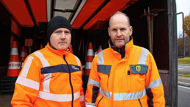 Der gelernte Schreiner Tobias Schäuble (links) und Kolonnenführer Dietmar Fluck auf dem Parkplätz Räthisgraben. Gemeinsam mit ihren ...