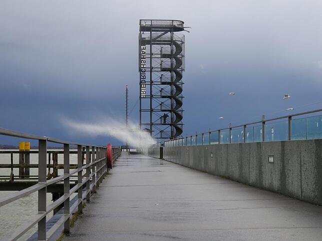 Kräftige Welle krachten gegen den Steg, der zum Moleturm am Bodenseeufer in Friedrichshafen führt. Bild: Sandro Kipar
