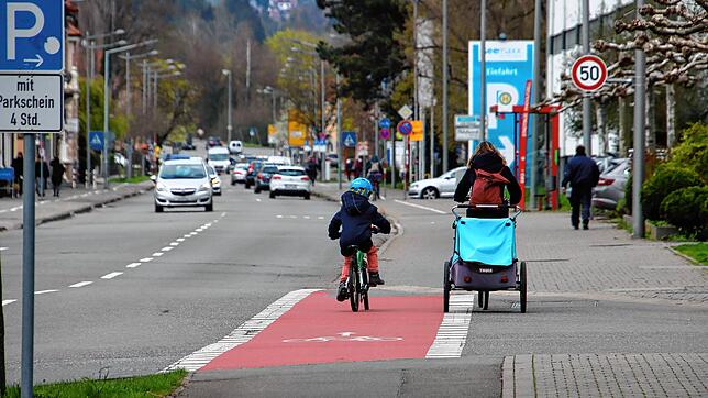 Eine Mutter radelt mit ihrem Kind die Schützenstraße in Radolfzell entlang. Zur Verbesserung des Radverkehrs hat die Stadt 2023 mehrere ...