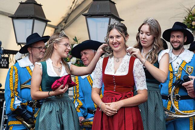 Die Weinprinzessin Hannah Spraul (links) und die Badische Weinkönigin Tina Glur (rechts) legen der neuen Bodensee-Weinprinzessin Melina ...