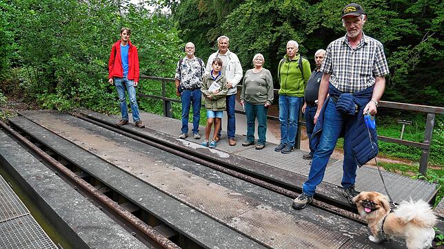 Etwa zwei Dutzend Gäste, aufgeteilt in drei Gruppen, besichtigten jüngst die Trasse der ehemaligen Wehratalbahn zwischen Wallbach und ...