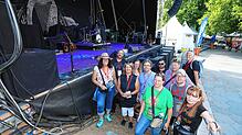 Die Backstage-Führung bei Flogging Molly auf dem Hohentwiel-Festival führte hautnah vor die Bühne (von links): Susanne Suchan, Markus ...
