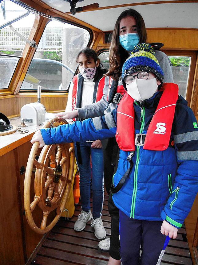 Die drei Matrosen Hend, Jana und Philippos (von links) von der Buchenbergschule sind stolz auf ihr Schulschiff „Hörnle“, das ...