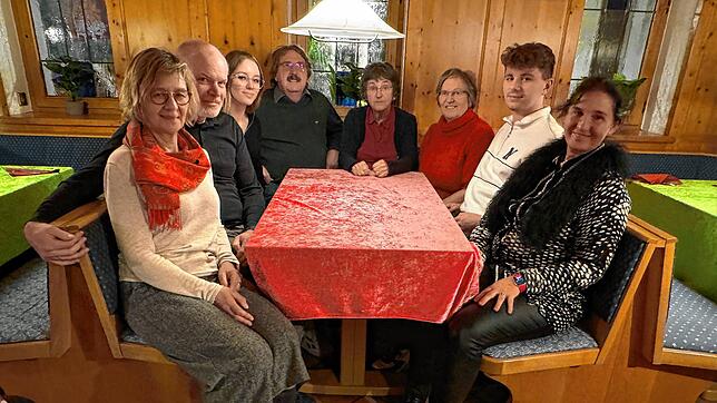 Von links: Martina Müller-Ruhnau, Christian Müller, Jana Müller, Edelfried Schmitz, Susanne Eschenburg, Claudia Brackmeyer, Gramoz ...