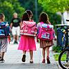 Grundschüler auf dem Weg zur Schule. Seifried empfiehlt, den Weg schon in den Ferien zu üben. Am besten lasse man sich von seinem Kind ...