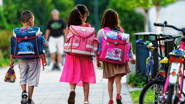 Grundschüler auf dem Weg zur Schule. Seifried empfiehlt, den Weg schon in den Ferien zu üben. Am besten lasse man sich von seinem Kind ...