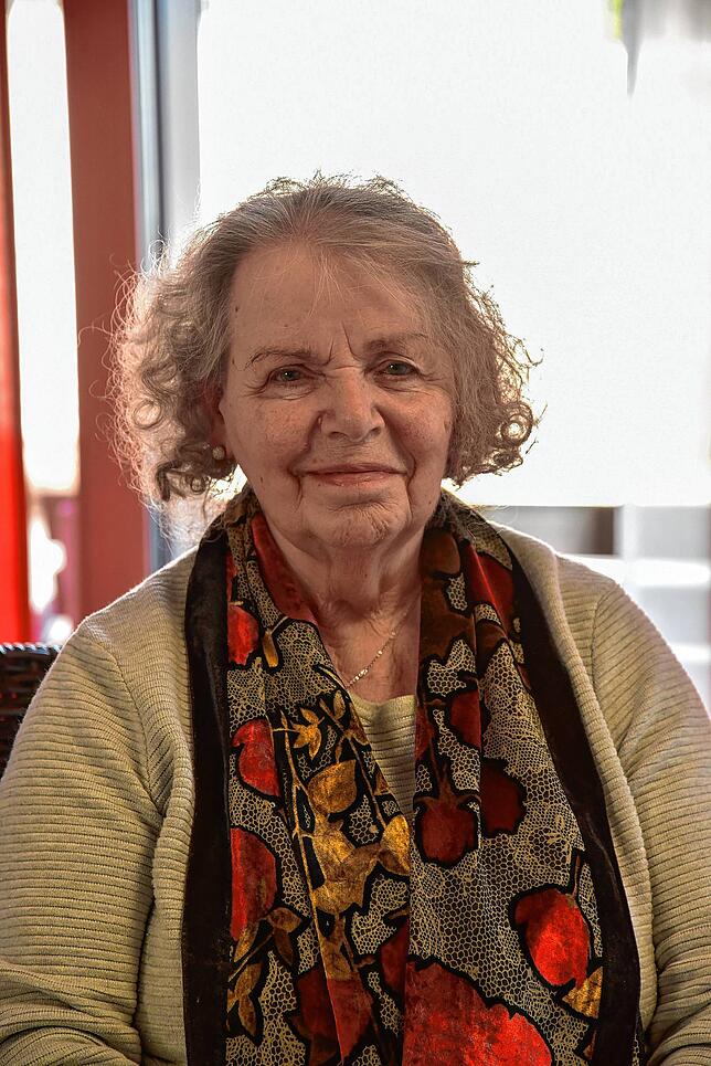 Anneliese Hug vertreibt sich den Tag mit lesen und Kreuzworträtsel lösen.