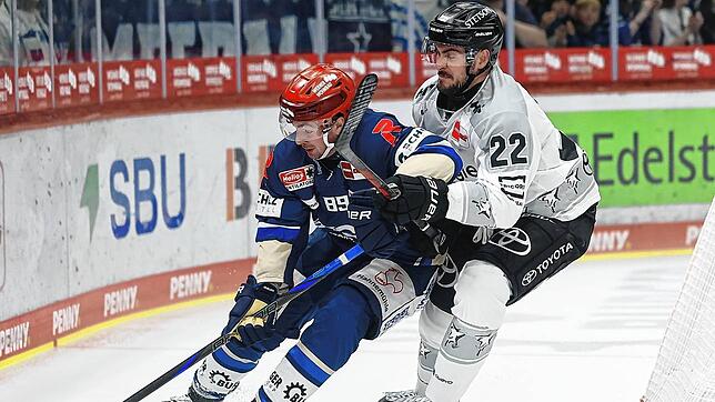 Zach Senyshyn (links) musste gestern Abend mit den Schwenninger Wild Wings eine klare Niederlage gegen die Kölner Haie einstecken.