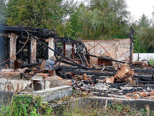 Aktuell ist die Brandruine der Scheffelhalle gesperrt. Der Grund: In den Resten wurde Asbest gefunden.
