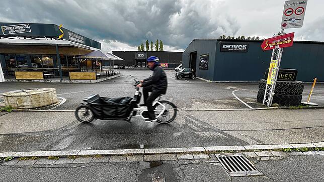 An der Max-Stromeyer-Straße kam es zu einem Angriff, bei dem ein 29-Jähriger leicht verletzt wurde.