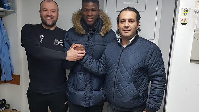 Herzlich willkommen im Friedengrund: FC 08-Trainer Jago Maric (links) und Sportvorstand Arash Yahyaijan (rechts) begrüßen in den Räumen ...