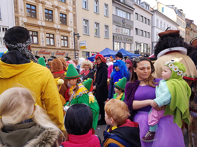 Konstanz Die Schonsten Bilder Und Videos Von Der Sudkurier Fasnacht Auf Der Marktstatte Ho Narro Sudkurier Online