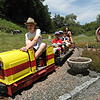 Die Kinder genießen die Rundfahrt auf der Liliput-Eisenbahn.