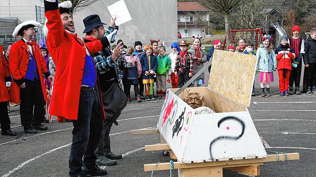 Mit lautstarker Unterstützung der Schüler der Grundschule Welschingen erweckten Manuel Wikenhauser und Claudio De Luca den Rolli der ...