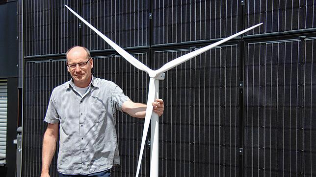 Solarcomplex-Chef Bene Müller mit einem Windrad-Modell. Seine Firma wächst mit der Energiewende.