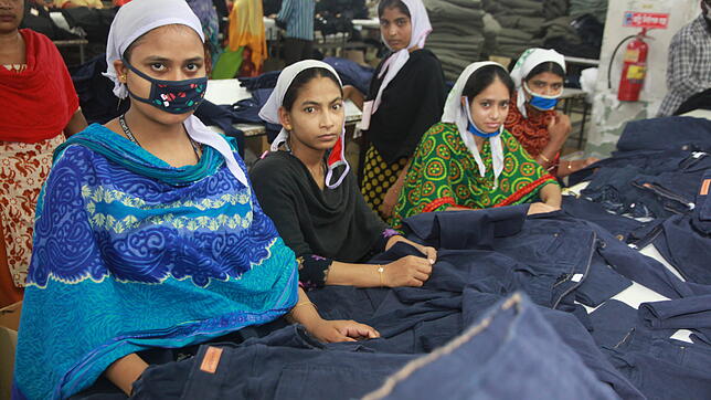 Textilarbeiterinnen der Firma Intramex in Gazipur, Bangladesch. Das Land erwirtschaftet 83 Prozent seiner Ausfuhren in der ...