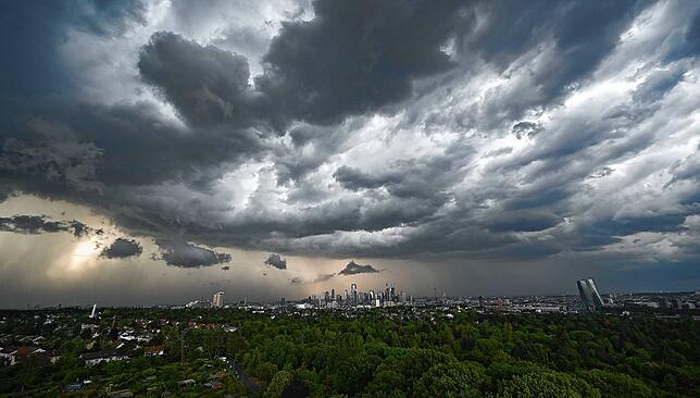 Eine Unwetterfront zog am späten Donnerstagnachmittag über Frankfurt am Main. Hessen war von dem Gewitter besonders stark betroffen.
