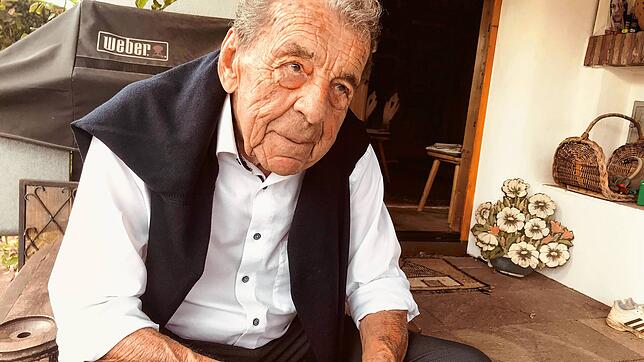Mit 90 Jahren blickt Hermann Benzing zufrieden auf sein Leben und zuversichtlich in die Zukunft. Bild: Ina Klietz