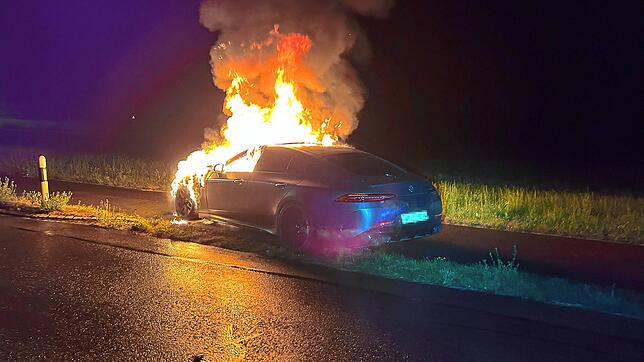 Die Straße musste während der Löscharbeiten gesperrt werden. Zwar konnte die Feuerwehr den Brand schnell löschen, doch der Schaden ...