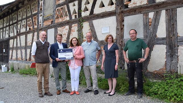 Alle freuen sich, dass die Sanierung der Bodmaner Schlosstorkel (Hintergrund) beginnt nächste Woche (von links): Architekt Tobias ...