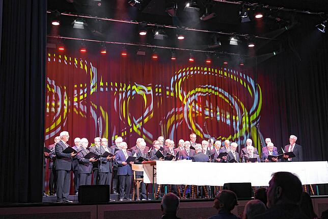 Der Männerchor sorgte für die stimmungsvolle Eröffnung in den Abend. Die alte Scheffelhalle wäre dieses Jahr 100 Jahre alt geworden.