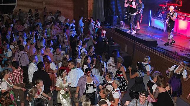 Dicht an dicht drängten sich die Fans bei einer tollen Stimmung auf der Tanzfläche vor der Showbühne.