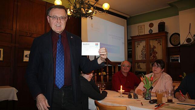 Der Vorsitzende Roland Bannwarth möchte die begehrten QSL-Karten für Amateurfunker in aller Welt mit einem typischen Lauchringer Gebäude ...