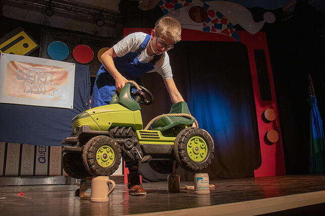 Wette gewonnen: Felix von den Lumpenhunden balancierte einen Traktor auf vier Bierkrügen.