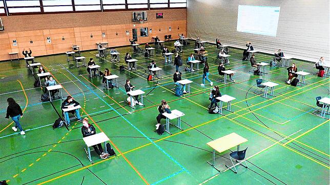 Bei der Vergatterung klärt der Schulleiter den Abi-Jahrgang 2020 wie üblich über Prüfungsbestimmungen und Abiturvorschriften auf. Dieses ...